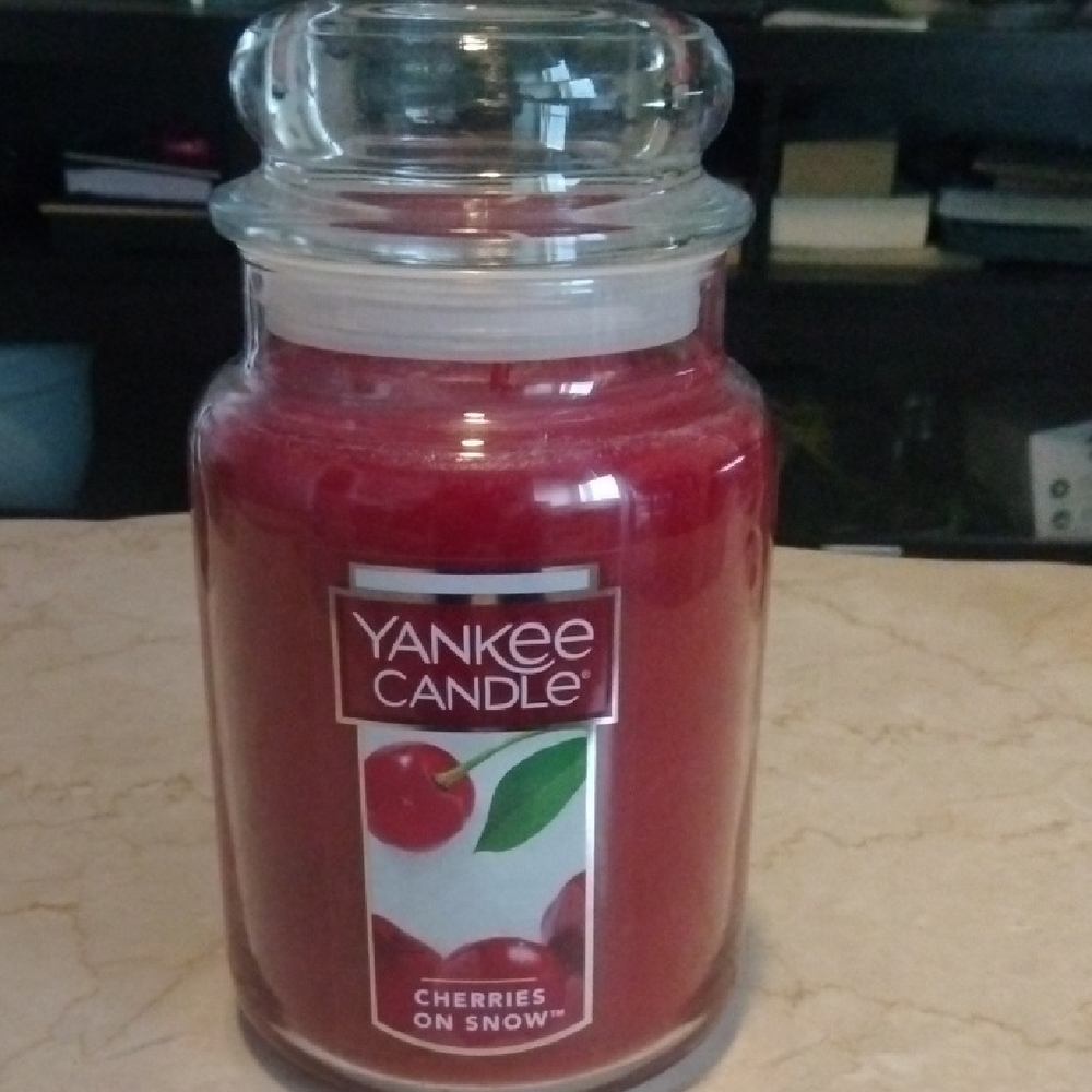Yankee Candle Cherries on Snow Red Jar Candle
